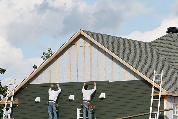Professional Siding technician working in Jacksonville, IL